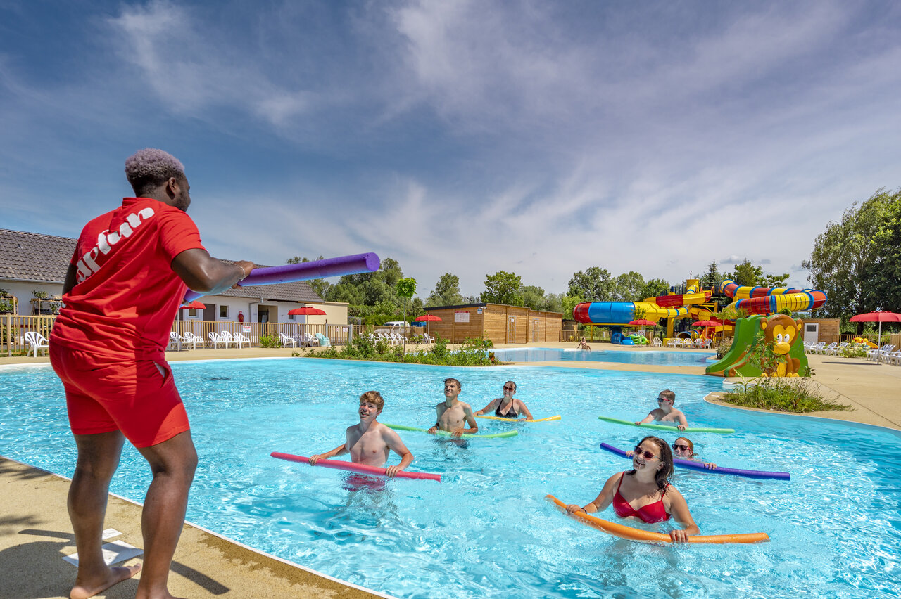 Aquagym in outdoor pool at CAPFUN Fort Falabraque in Seltz (67).