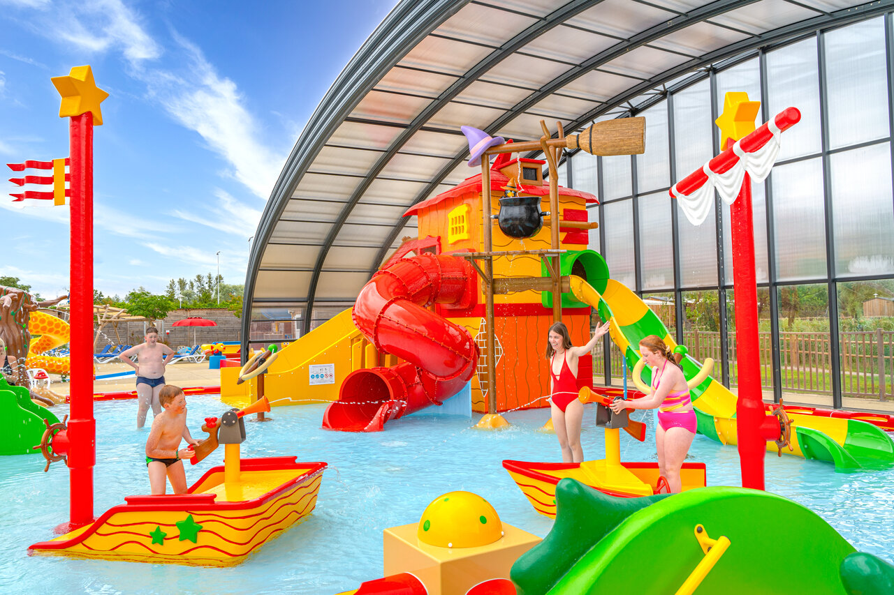 Water slides, water games at CAPFUN Fort Falabraque campsite in Seltz (67).