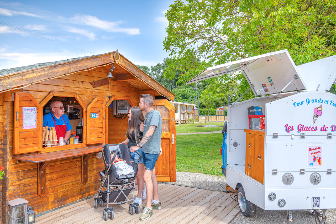 Artisanal ice cream stand, couple with baby at CAPFUN Fort Falabraque campsite in Seltz (67).