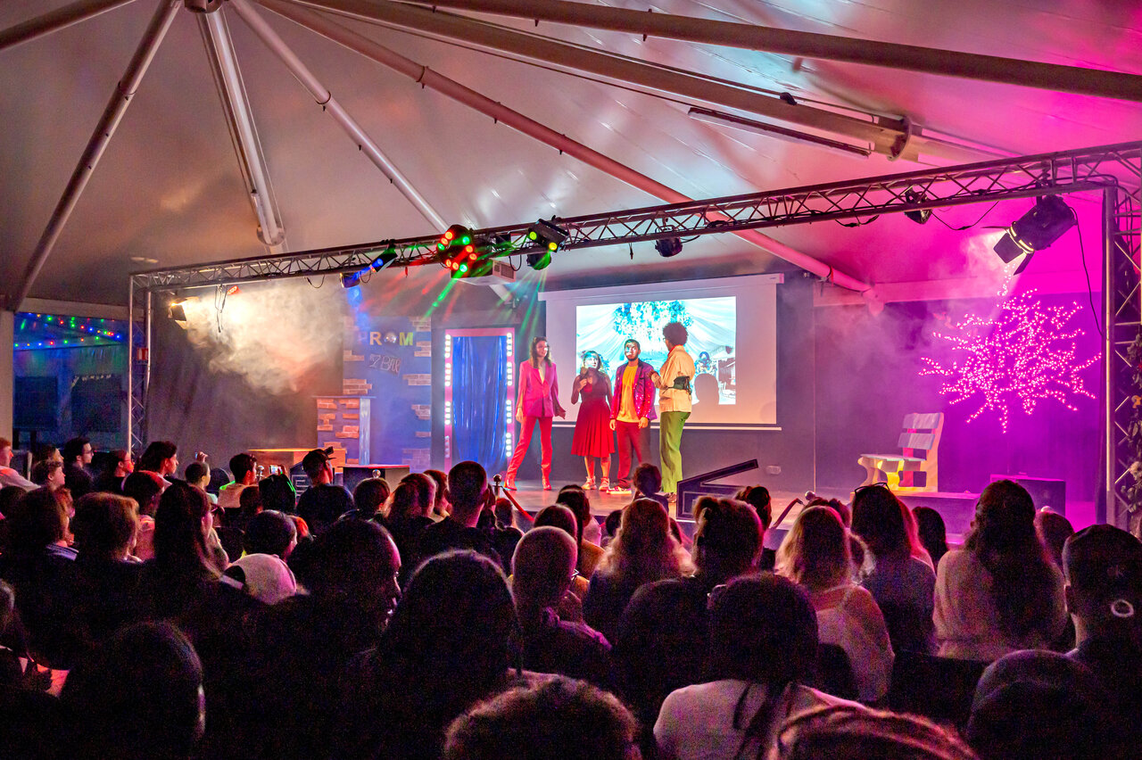 Live show with performers on stage and audience at CAPFUN Fredland campsite in Tournan en Brie (77).