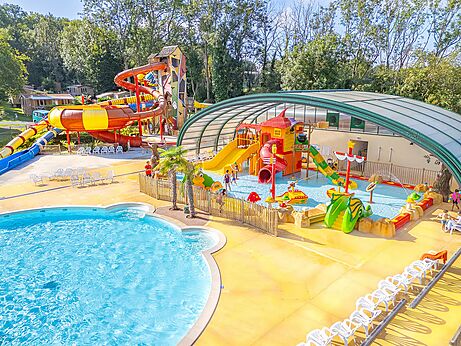 Swimming pool, slides and water games at CAPFUN Fredland campsite in Tournan en Brie.