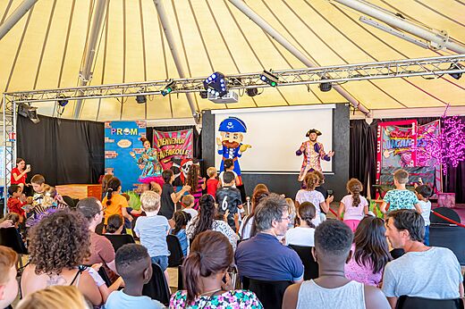 Animation show with characters at CAPFUN Fredland, Tournan en Brie (77).