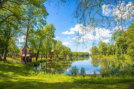 Lake, nature and children's games at CAPFUN Fredland campsite in Tournan en Brie.