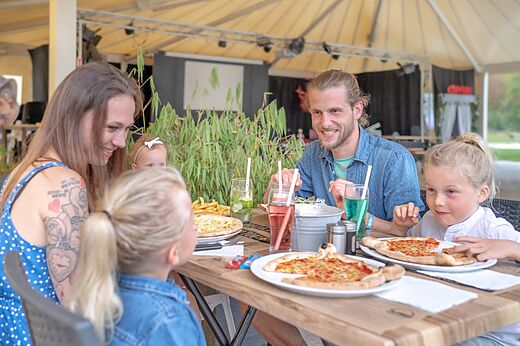 Family eating pizzas at CAPFUN Fredland campsite restaurant in Tournan en Brie (77).