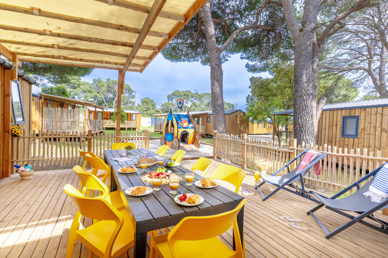 Breakfast terrace, mobile home at CAPFUN Le Fr�jus campsite in Fr�jus (83).