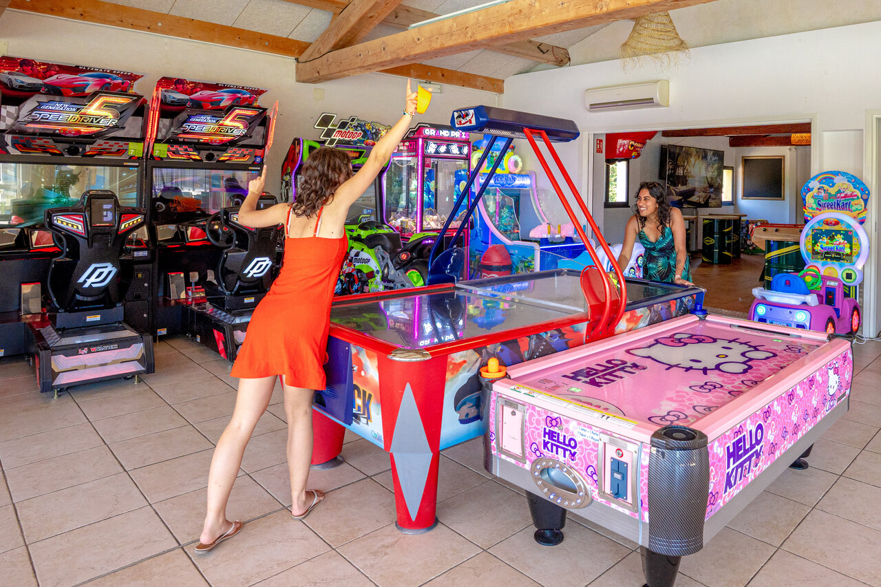Arcade games, air hockey, racing simulators at CAPFUN Le Fr�jus campsite (83).