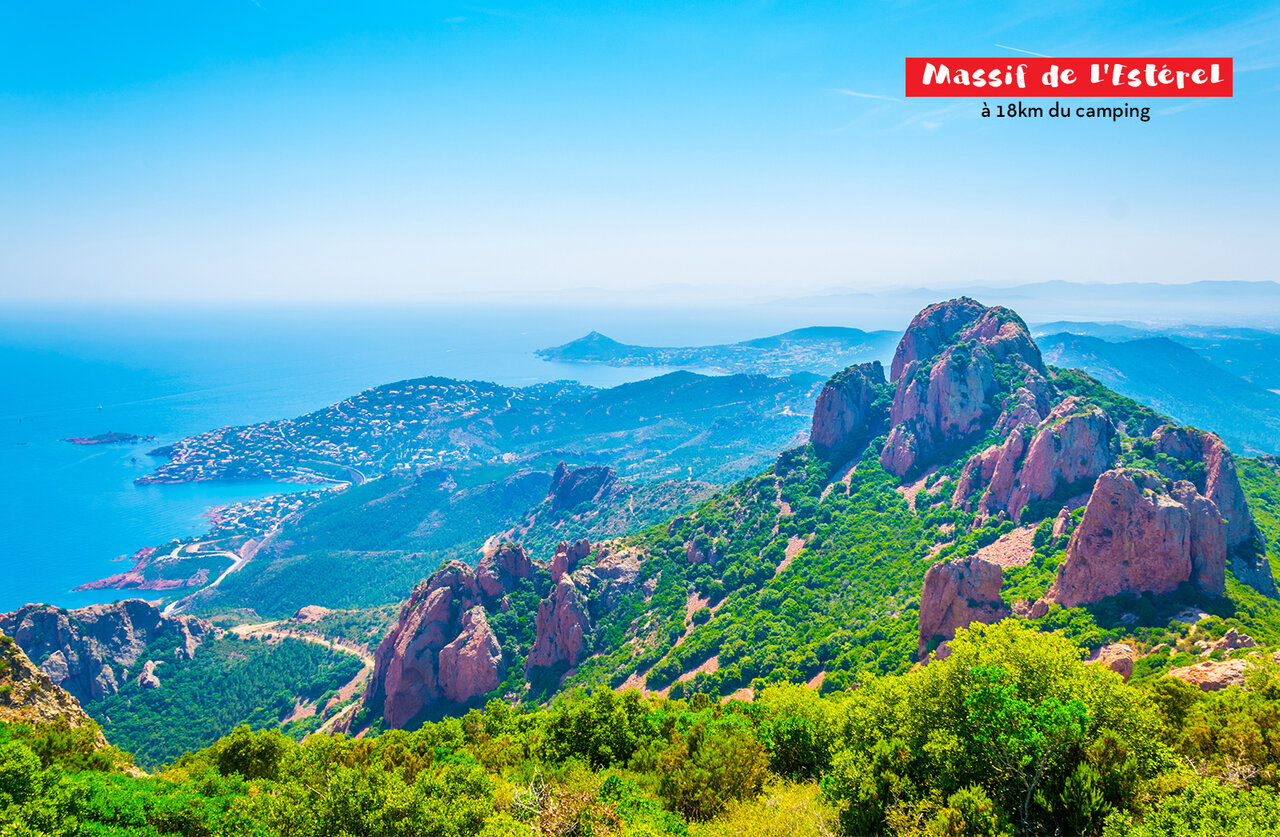 Est�rel Massif, red mountains and Mediterranean coast near Fr�jus, Var.