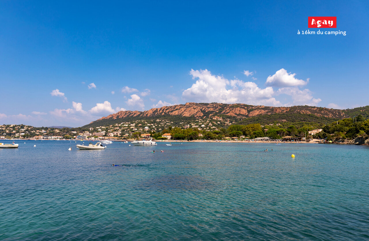 Agay beach with boats and Esterel mountains, near Fr�jus (83).