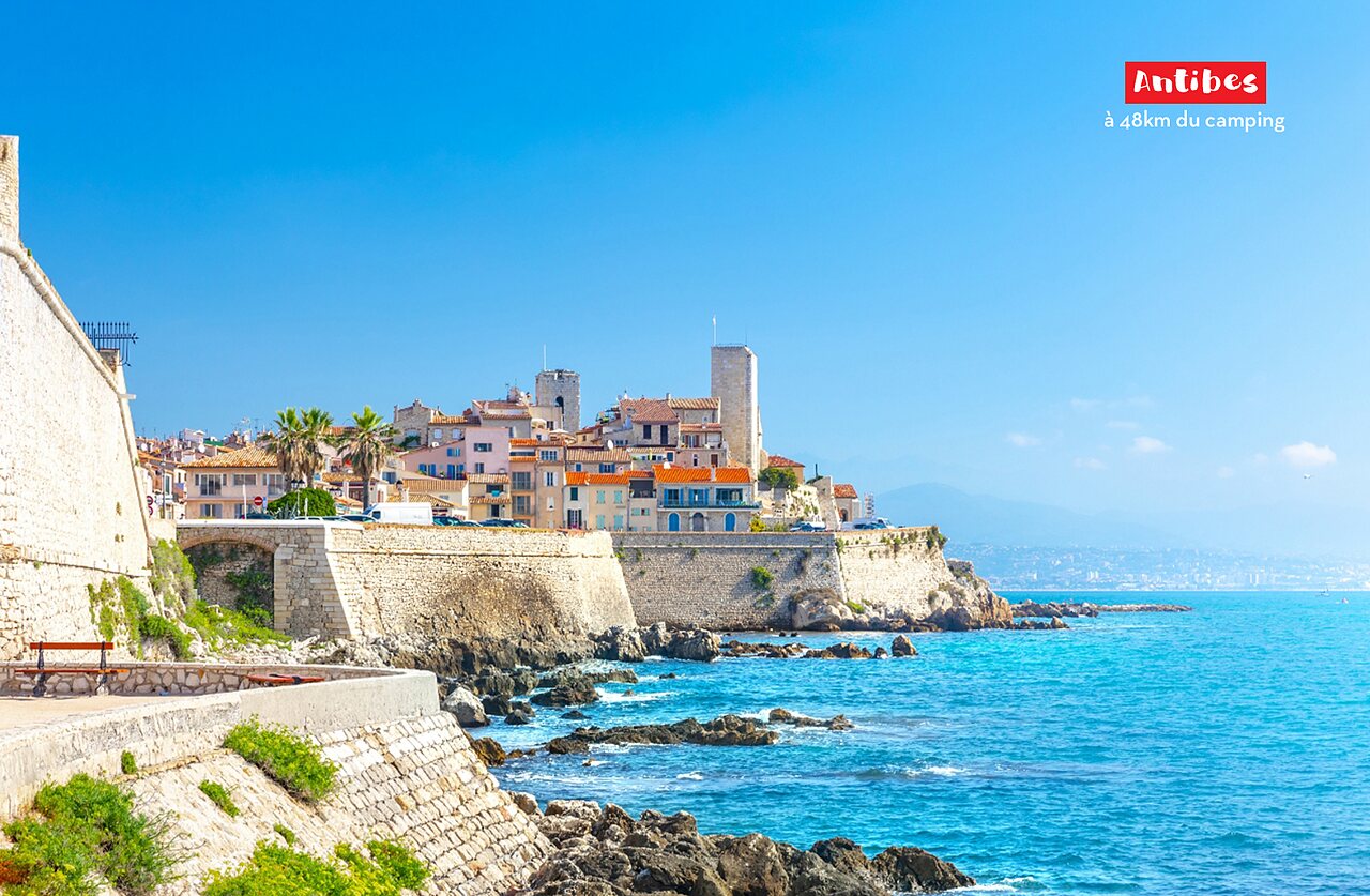 Ville historique d'Antibes et ses remparts en bord de mer M�diterran�e, C�te d'Azur.
