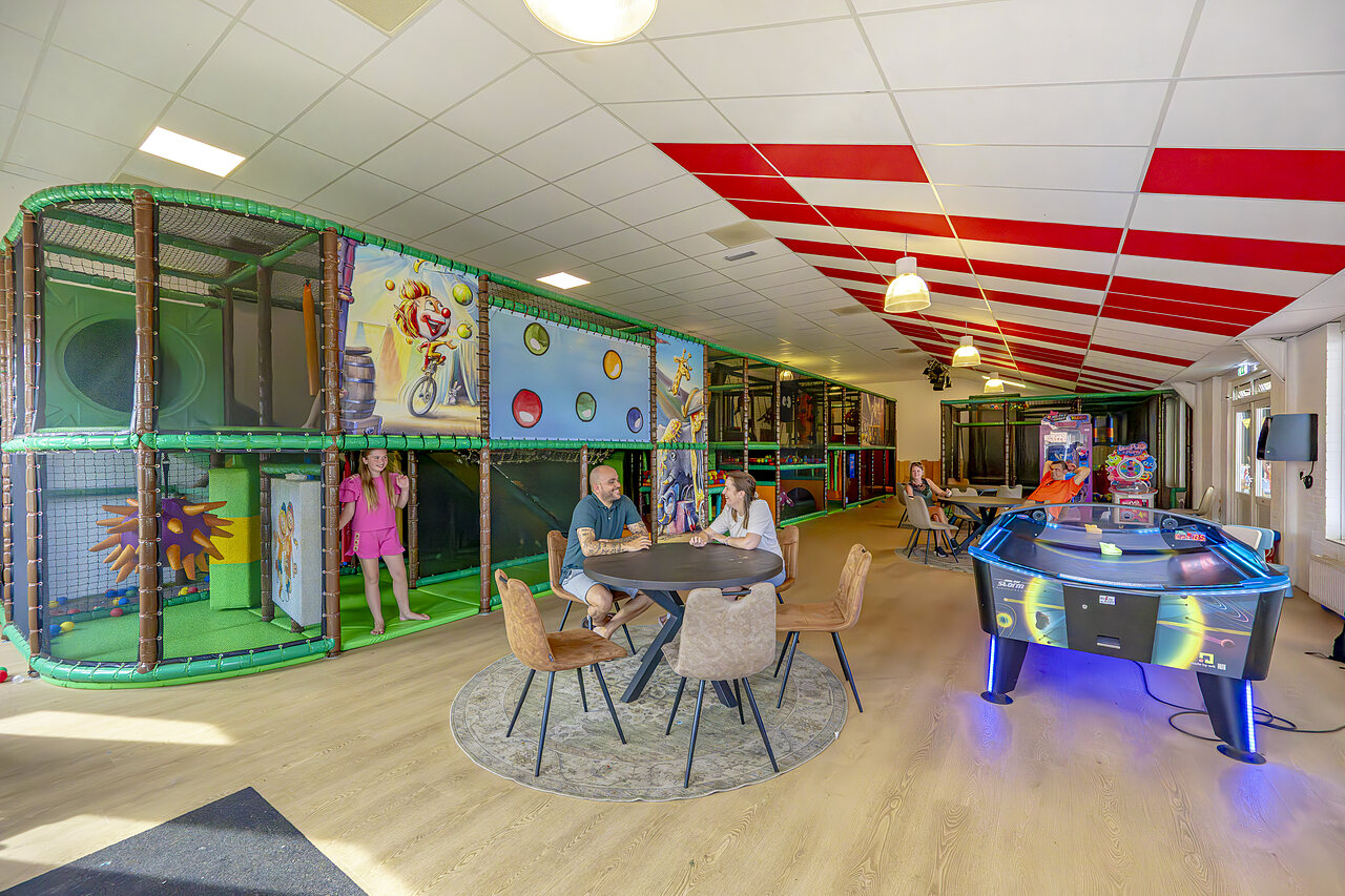 Indoor play area, soft play and air hockey at CAPFUN De Fruithof in Klijndijk.