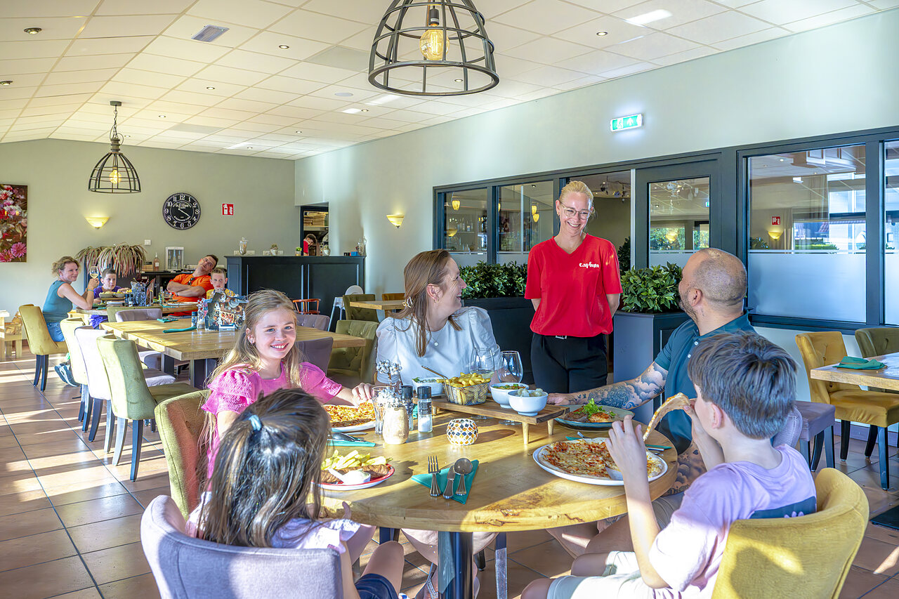 Family dining at the CAPFUN De Fruithof campsite restaurant in Klijndijk.