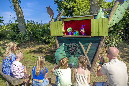 Puppet show for children with a family at CAPFUN De Fruithof campsite in Klijndijk.
