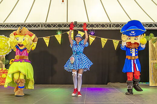 Mascot characters and entertainer on stage for show at CAPFUN De Fruithof campsite in Klijndijk.