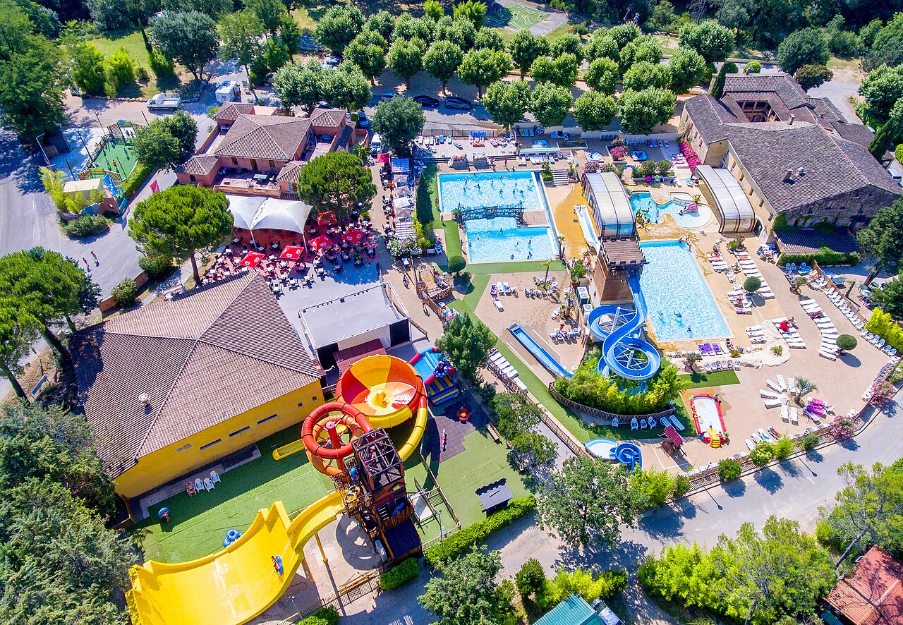 Swimming pools, slides, water park at CAPFUN Fumades campsite in ALLEGRE-LES-FUMADES (30).