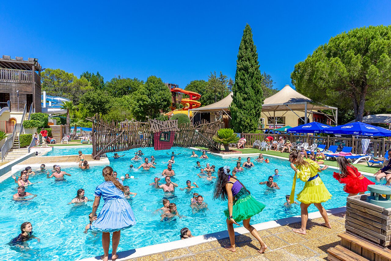 Lively swimming pool with water slides and activities at CAPFUN Fumades campsite in ALLEGRE-LES-FUMADES (30).