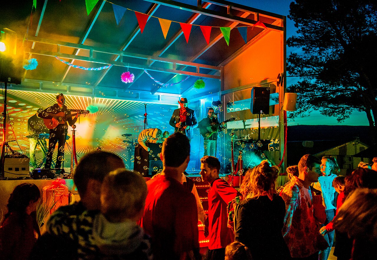 Live music concert, colorful lights and bubbles at CAPFUN Fumades campsite in ALLEGRE-LES-FUMADES (30).