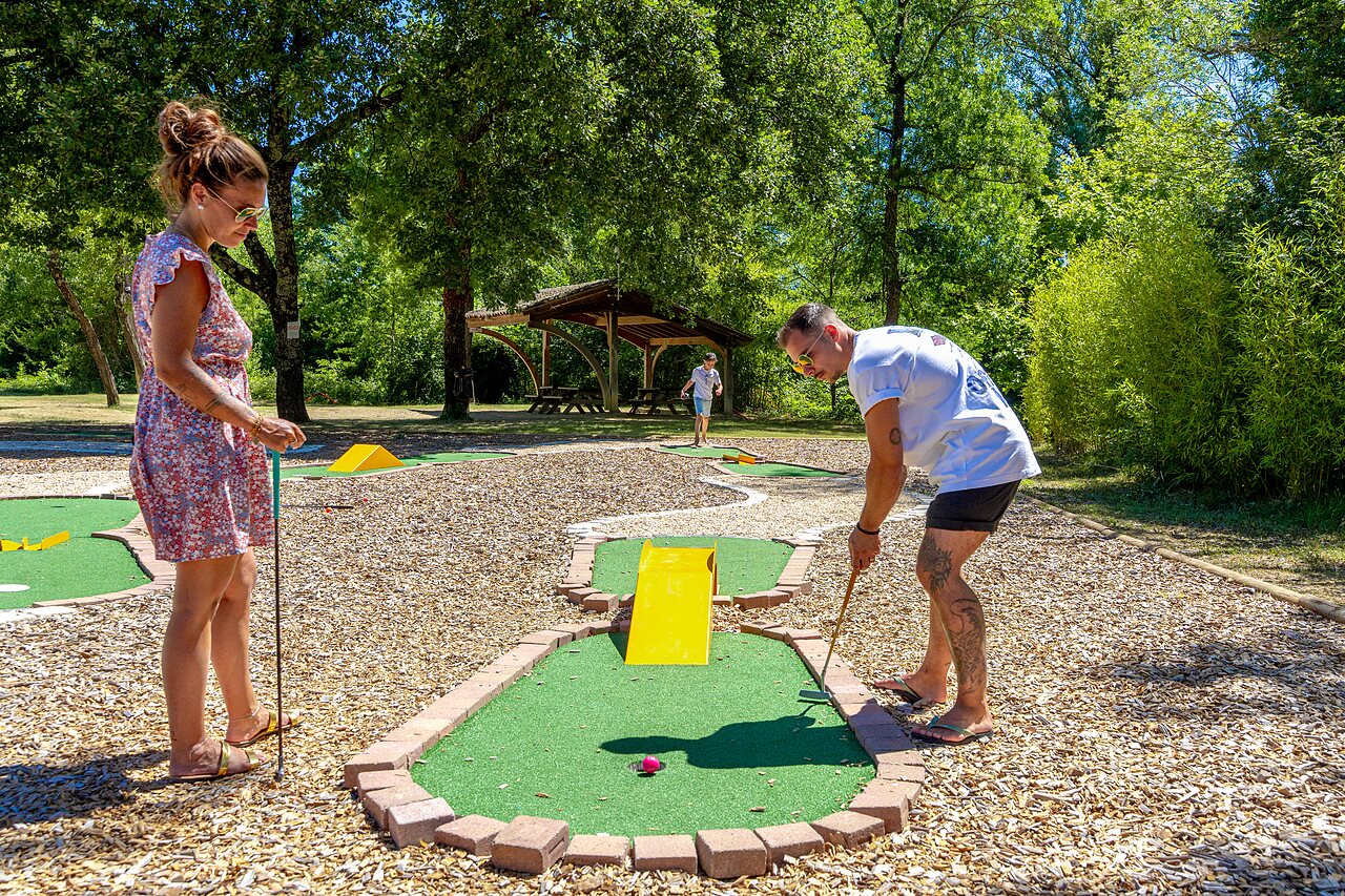 Family mini-golf with fun outdoor course at CAPFUN Fumades campsite in ALLEGRE-LES-FUMADES (30).