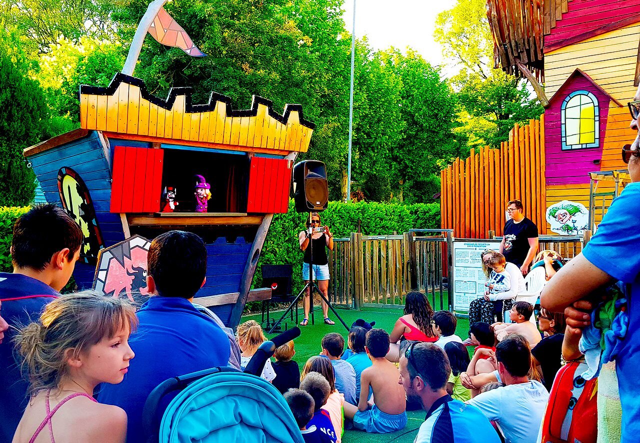 Children enjoying puppet show at CAPFUN Fumades campsite in ALLEGRE-LES-FUMADES (30).