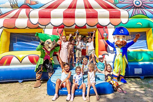 Inflatable structure, children and mascots at CAPFUN Fumades campsite in ALLEGRE-LES-FUMADES (30).