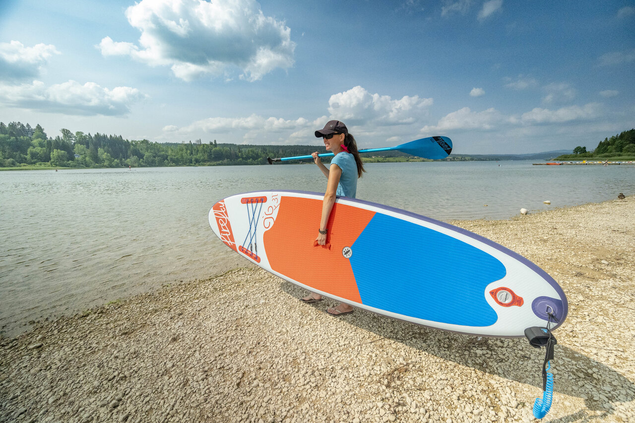 Paddleboard and paddle at the lake, CAPFUN Fuvettes campsite in Malbuisson.