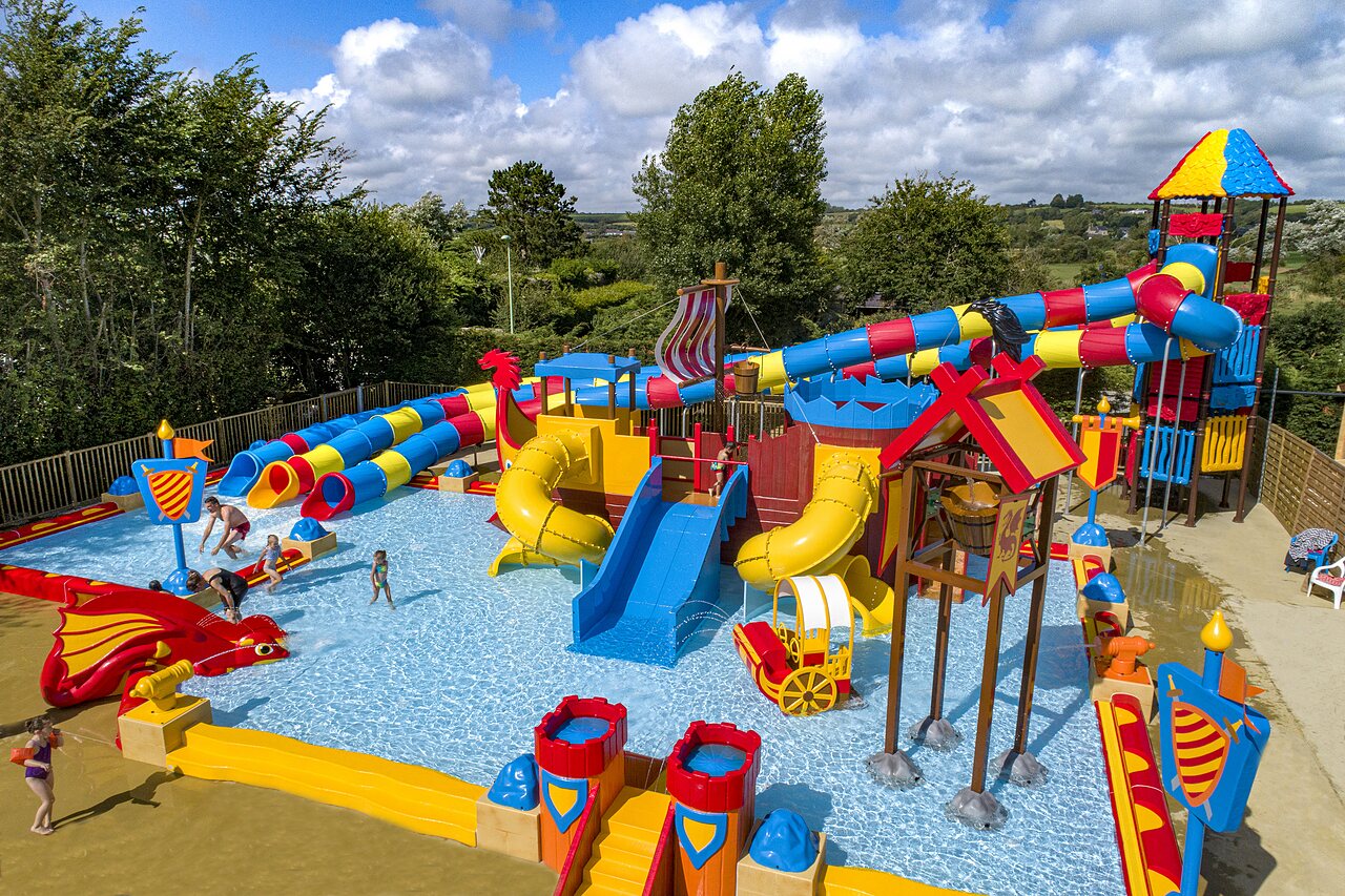 Swimming pool, slides and water games at CAPFUN Golf campsite in SAINT JEAN DE LA RIVIERE (50).