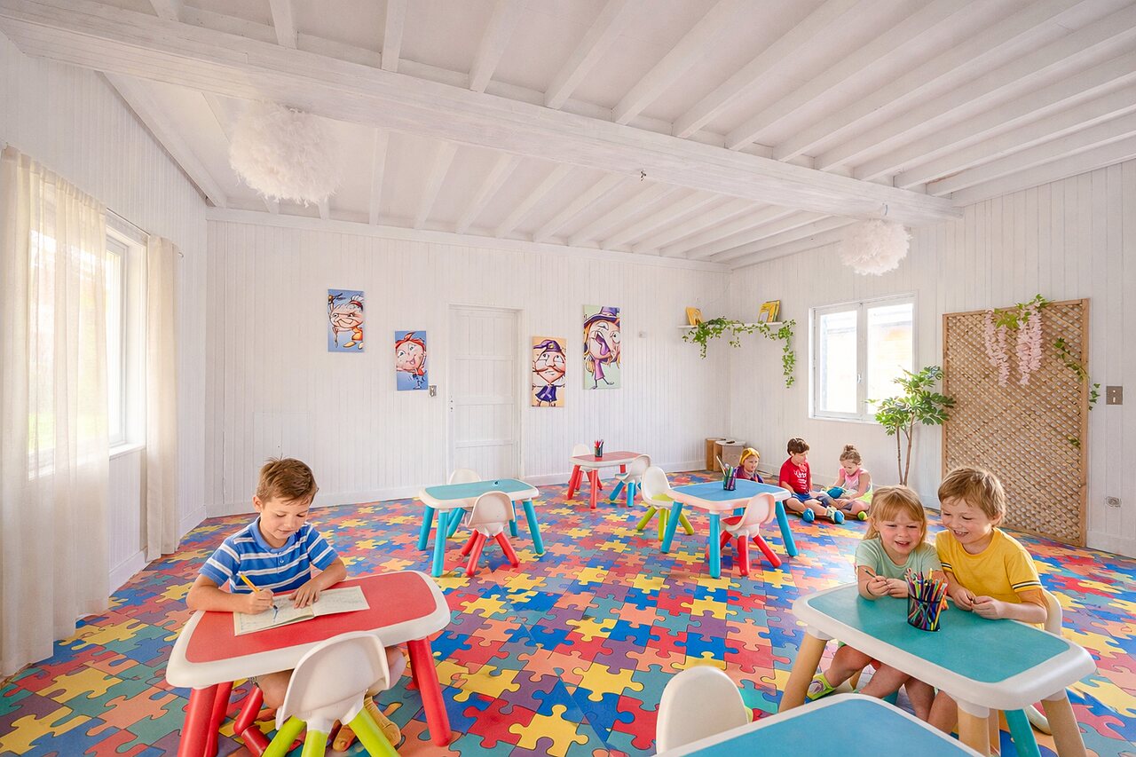 Kids' club with creative activities at CAPFUN Golf campsite in SAINT JEAN DE LA RIVIERE (50).