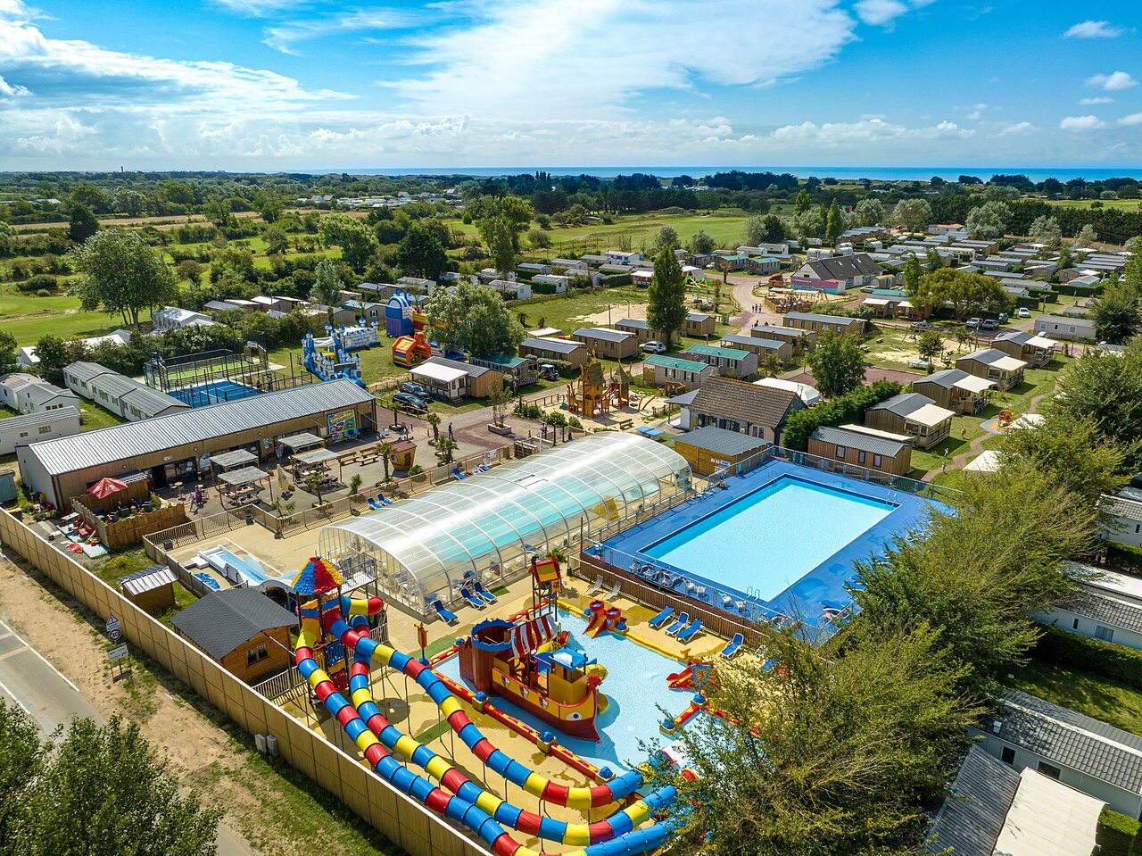 Water park, swimming pools, mobile homes at CAPFUN Golf campsite in SAINT JEAN DE LA RIVIERE (50).