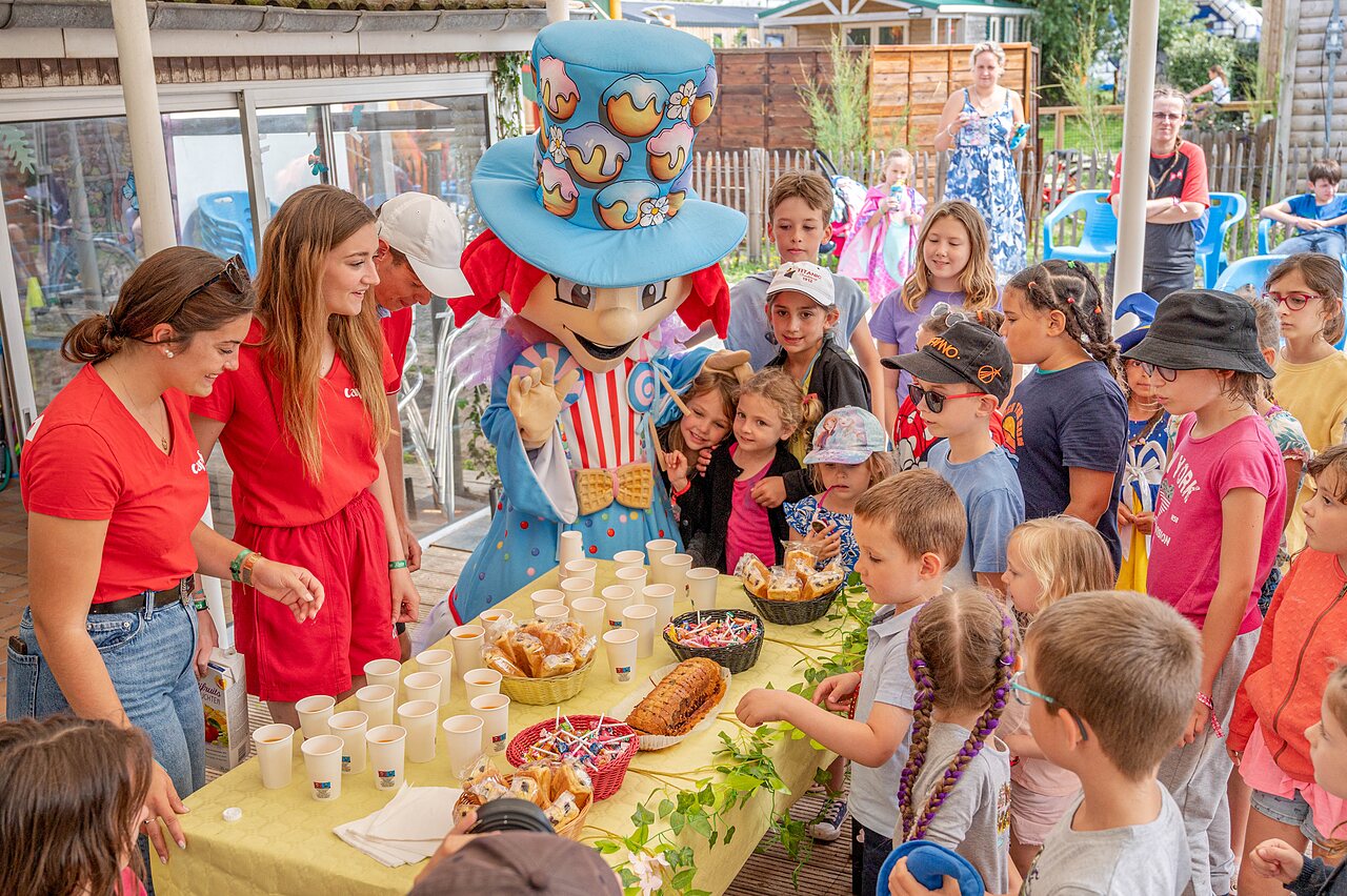 Mascot, children and snack time at CAPFUN Golf campsite in SAINT JEAN DE LA RIVIERE (50).