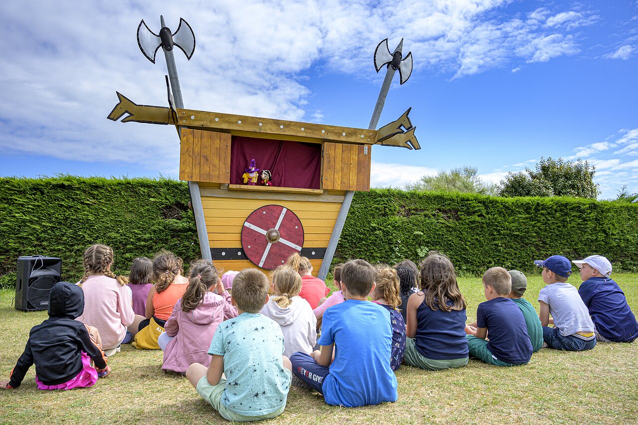 Puppet show at CAPFUN Golf campsite in SAINT JEAN DE LA RIVIERE (50).