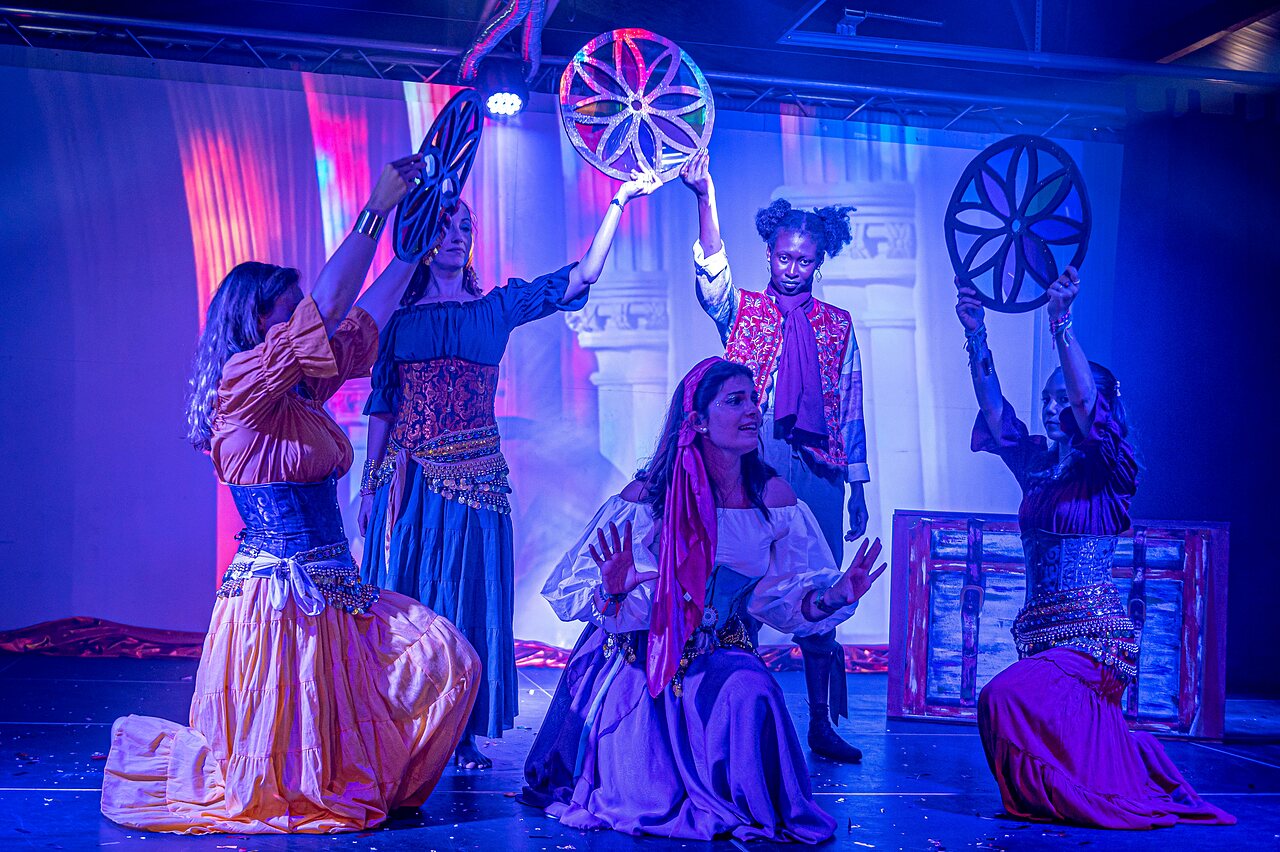 Entertainment show with costumed dancers at CAPFUN Golf campsite in SAINT JEAN DE LA RIVIERE (50).