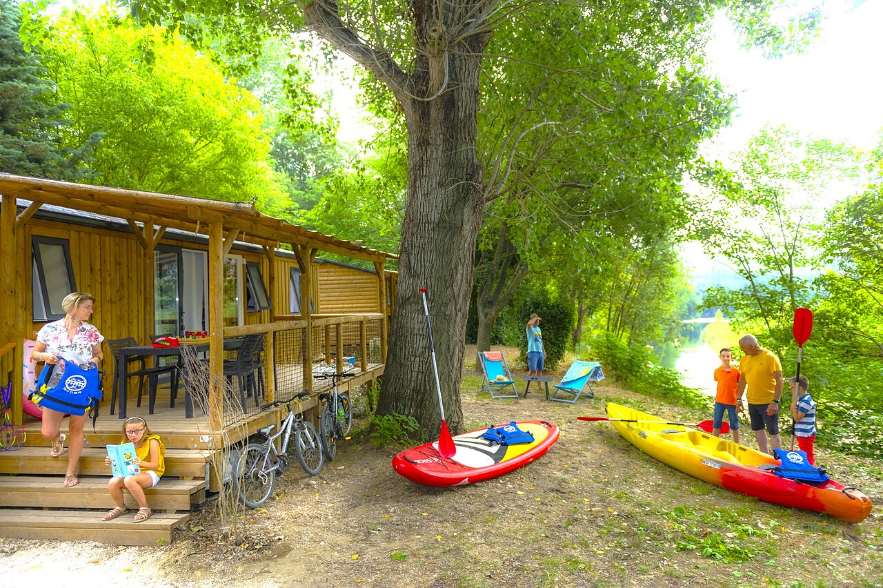 Mobile home, kayaks, paddleboard and bikes for activities at CLICOCHIC Gorges du Gardon campsite in VERS PONT DU GARD (30).