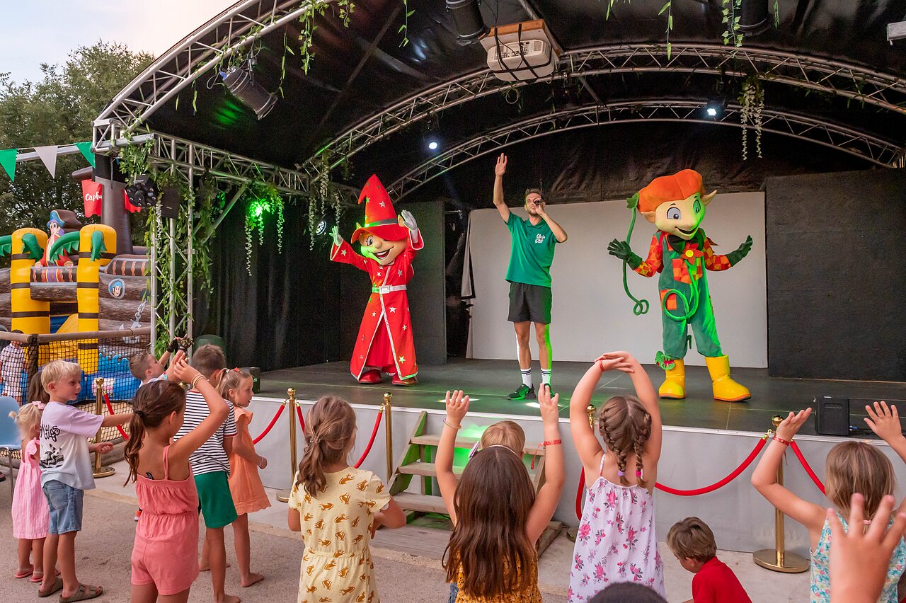 Mascot show and children at camping CLICOCHIC Gorges du Gardon in VERS PONT DU GARD (30).