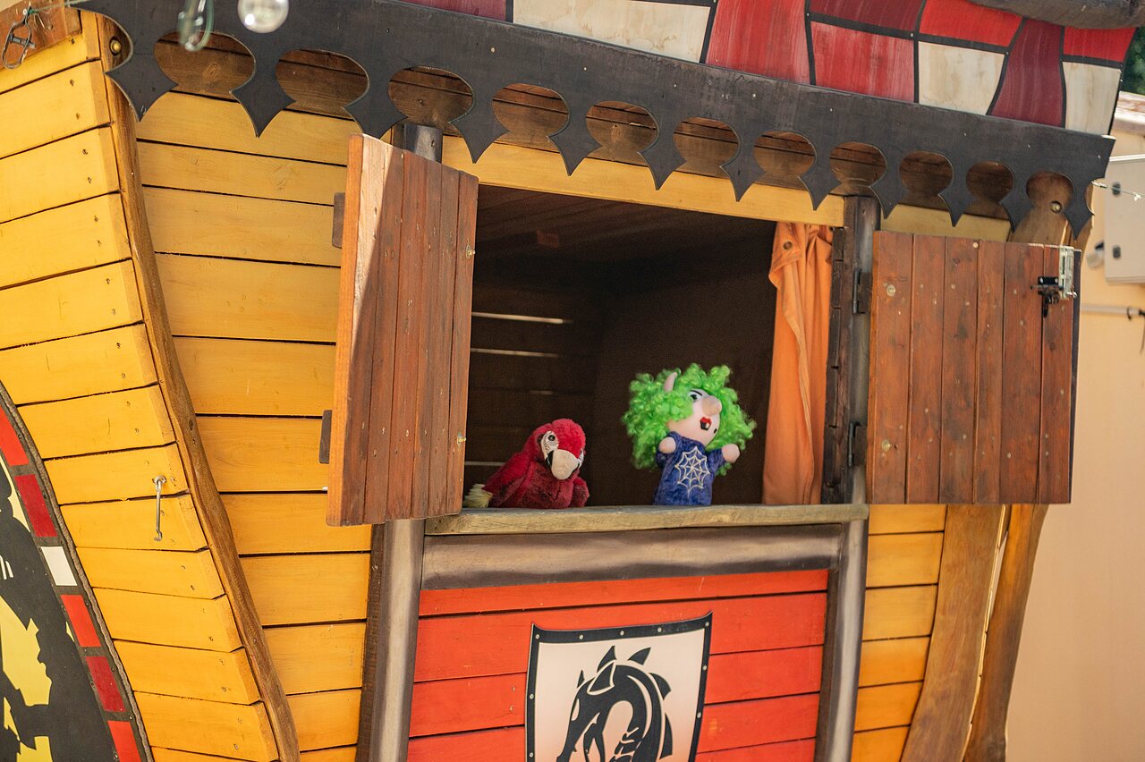 Puppet show with parrot and fantasy character at CLICOCHIC Gorges du Gardon campsite.