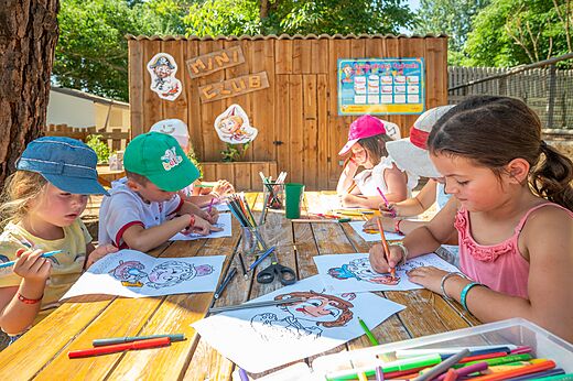 Kids Mini Club, coloring activity, CLICOCHIC Gorges du Gardon campsite.