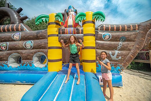 Inflatable pirate ship game for children at camping CLICOCHIC Gorges du Gardon.