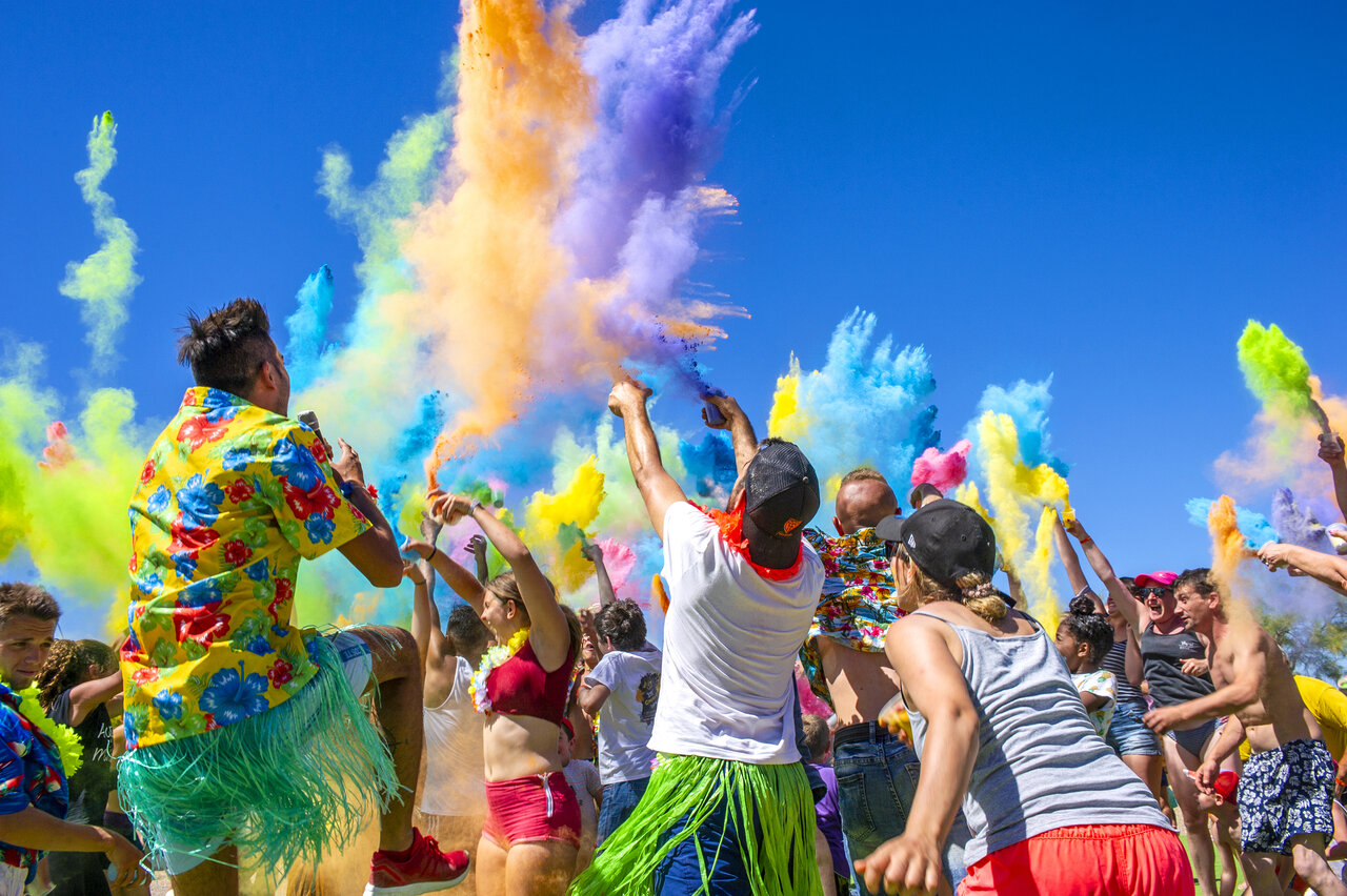 Colorful Holi animation with holidaymakers at CAPFUN Grande Cosse campsite in Saint Pierre la Mer (11).