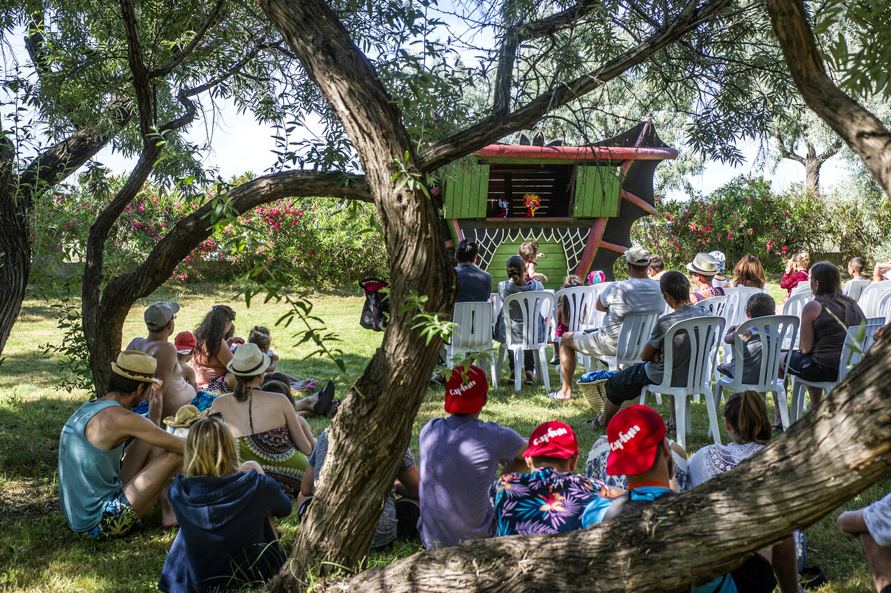 Puppet show for children and adults at CAPFUN Grande Cosse campsite in Saint Pierre la Mer (11).