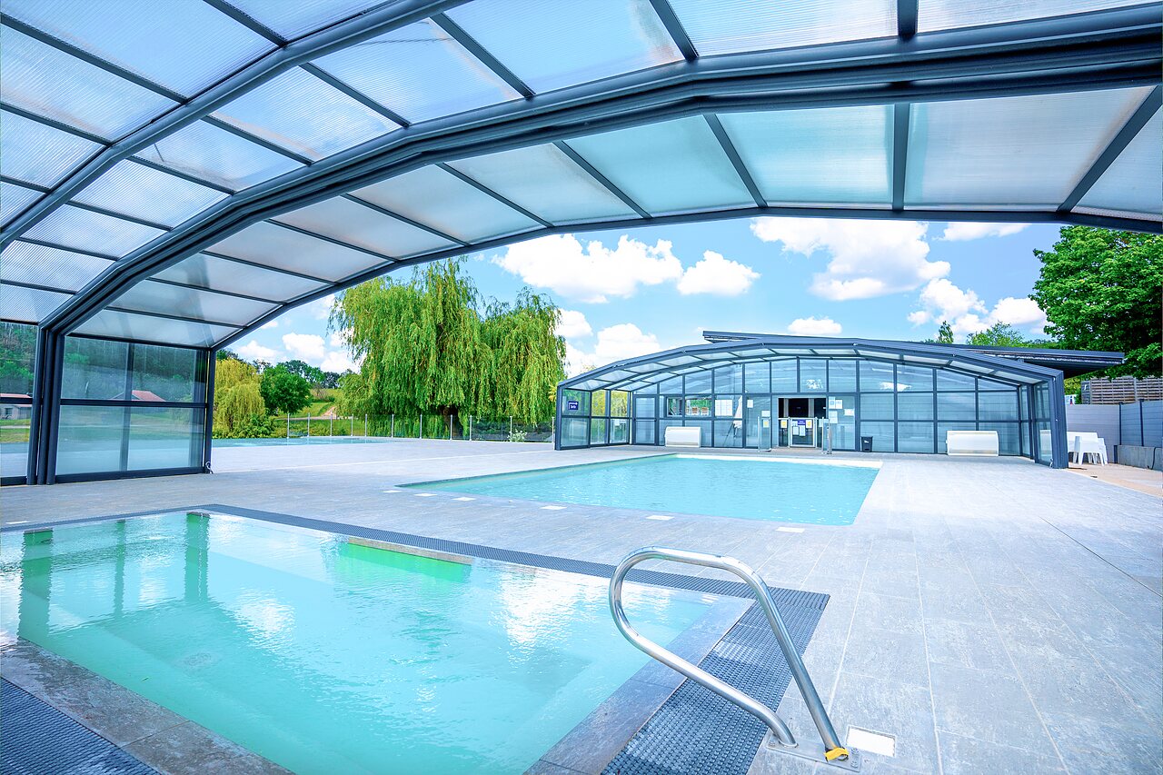 Outdoor and covered pools with retractable roof at CAPFUN Grand Cerf campsite in Gimouille (58).