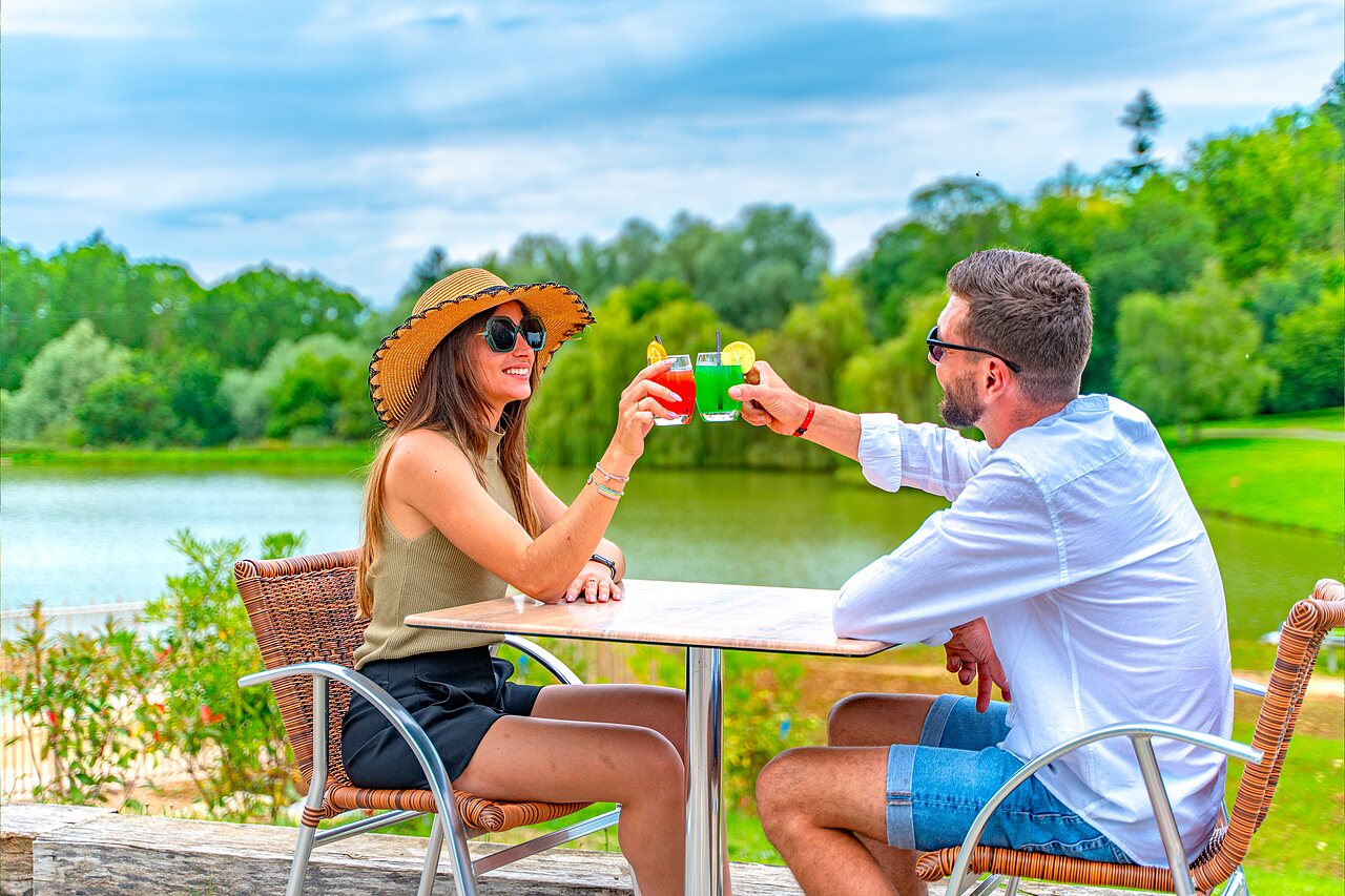 Bar, cocktails, lake at CAPFUN Grand Cerf campsite in Gimouille (58).