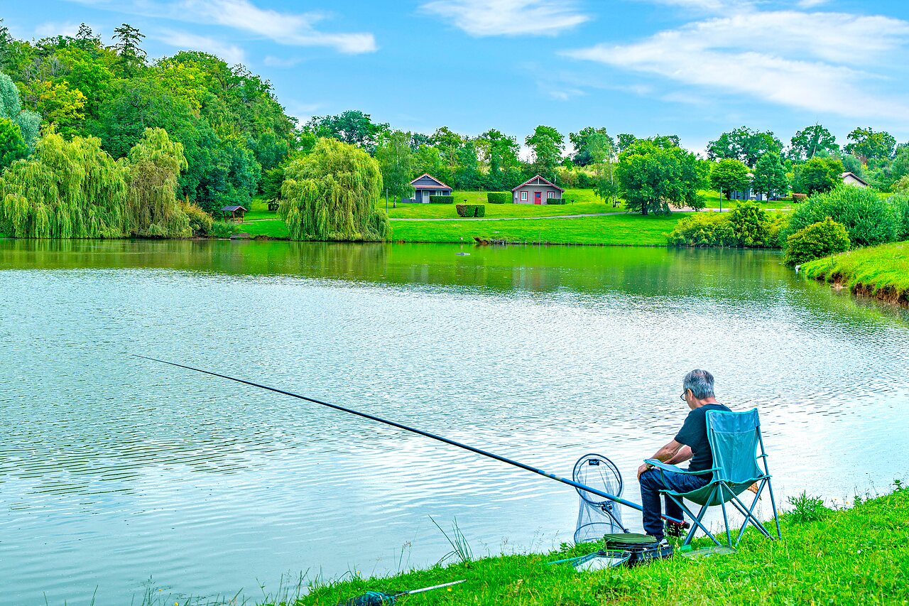 Angler by the lake, natural setting at CAPFUN Grand Cerf campsite in Gimouille (58).