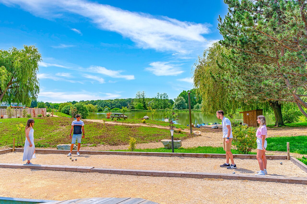 Petanque and lake at CAPFUN Grand Cerf campsite in Gimouille (58).