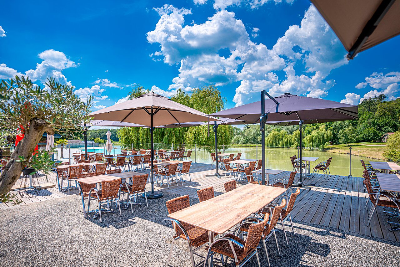Restaurant terrace, lake view at CAPFUN Grand Cerf campsite in Gimouille (58).