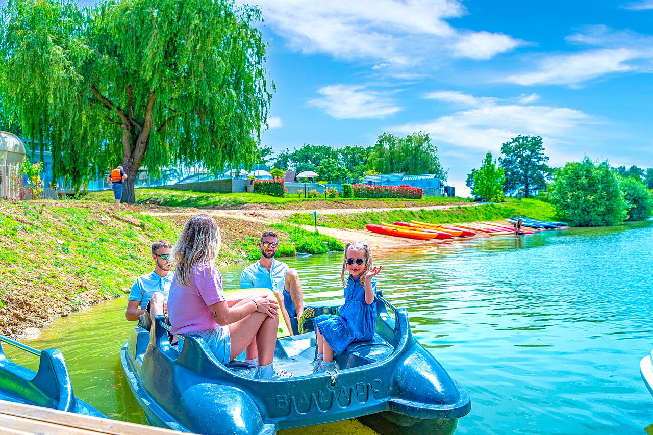 Family on pedal boat, kayaks at CAPFUN Grand Cerf campsite in Gimouille (58).
