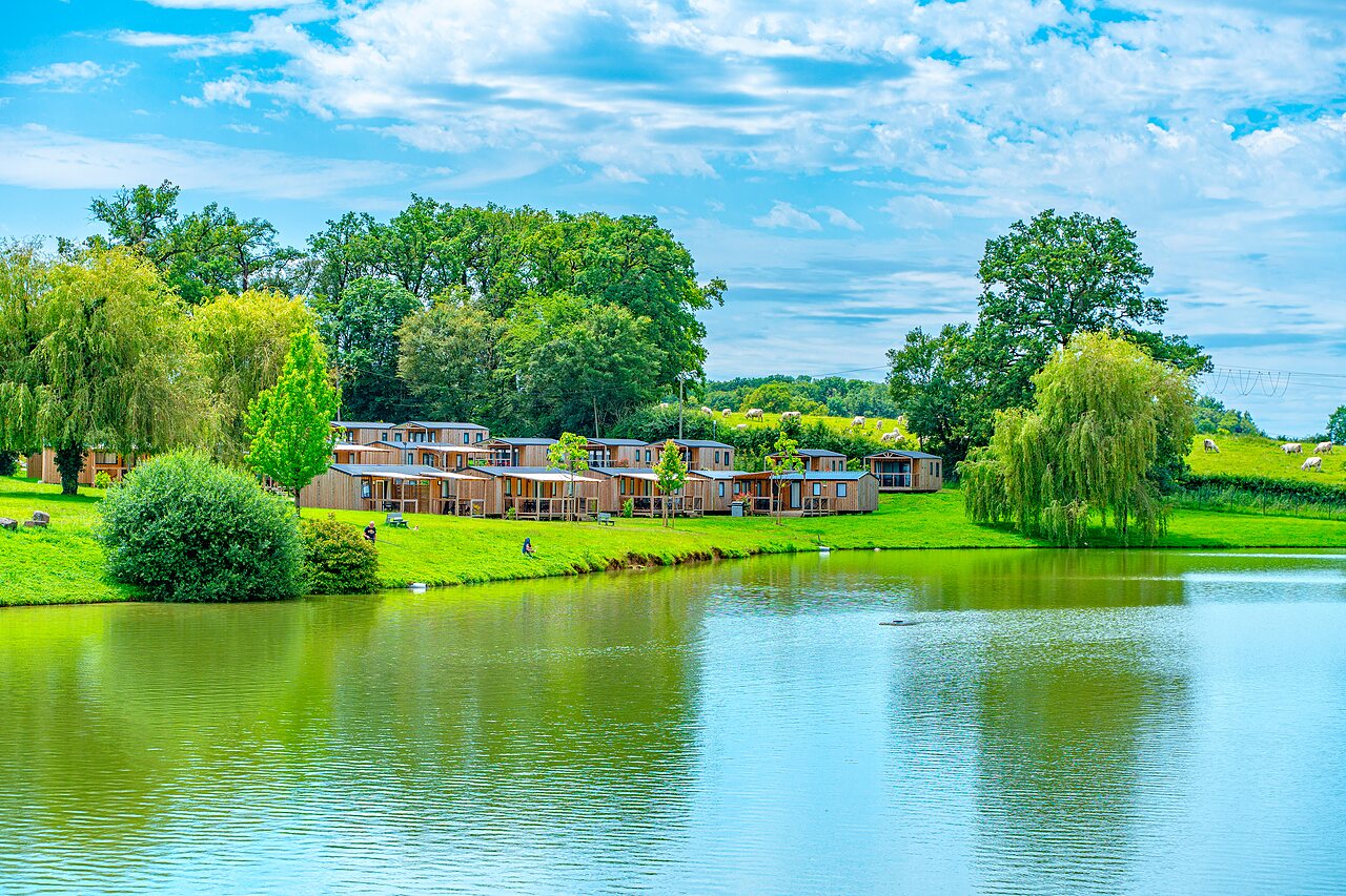 Wooden accommodations by the lake, green nature at CAPFUN Grand Cerf campsite in Gimouille (58).