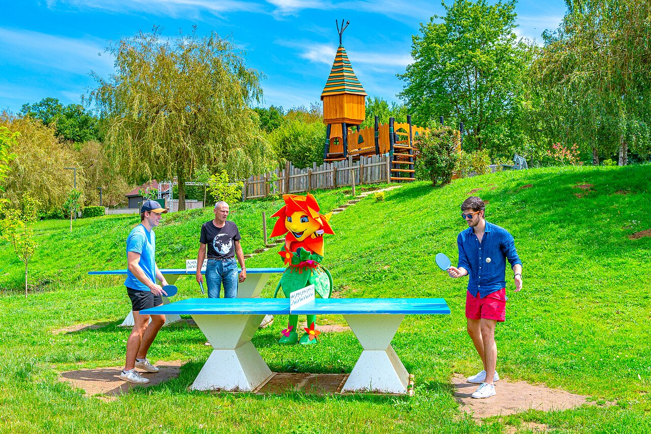 Table tennis and mascot at CAPFUN Grand Cerf campsite in Gimouille (58).