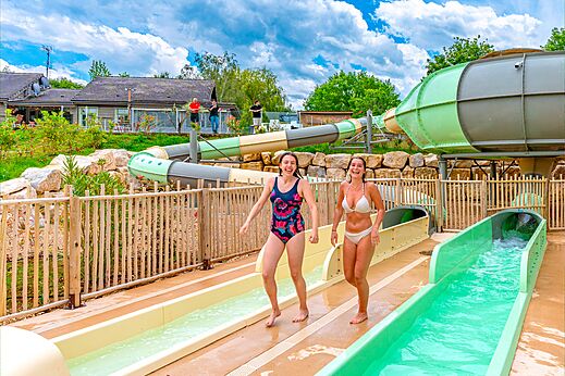 Water slides and swimming pool for bathers at CAPFUN Grand Cerf campsite in Gimouille.