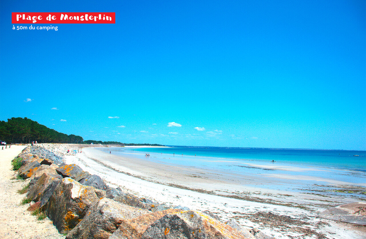 Mousterlin beach, fine sand and turquoise sea, at CAPFUN Grand Large campsite in FOUESNANT (29).