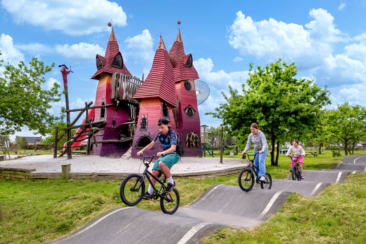 Pump track and giant play structure at CAPFUN Grand Large campsite in FOUESNANT (29).