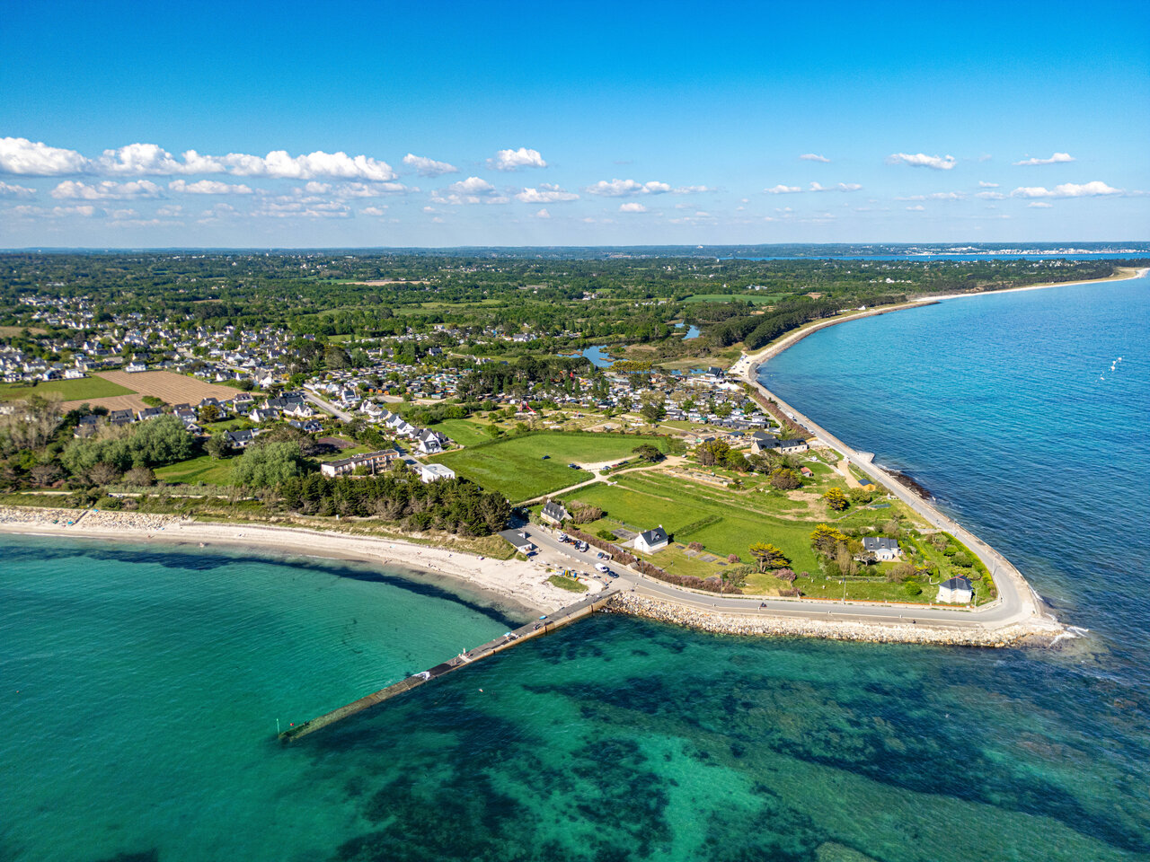 Coastline, beach, turquoise sea at CAPFUN Grand Large campsite in FOUESNANT (29).