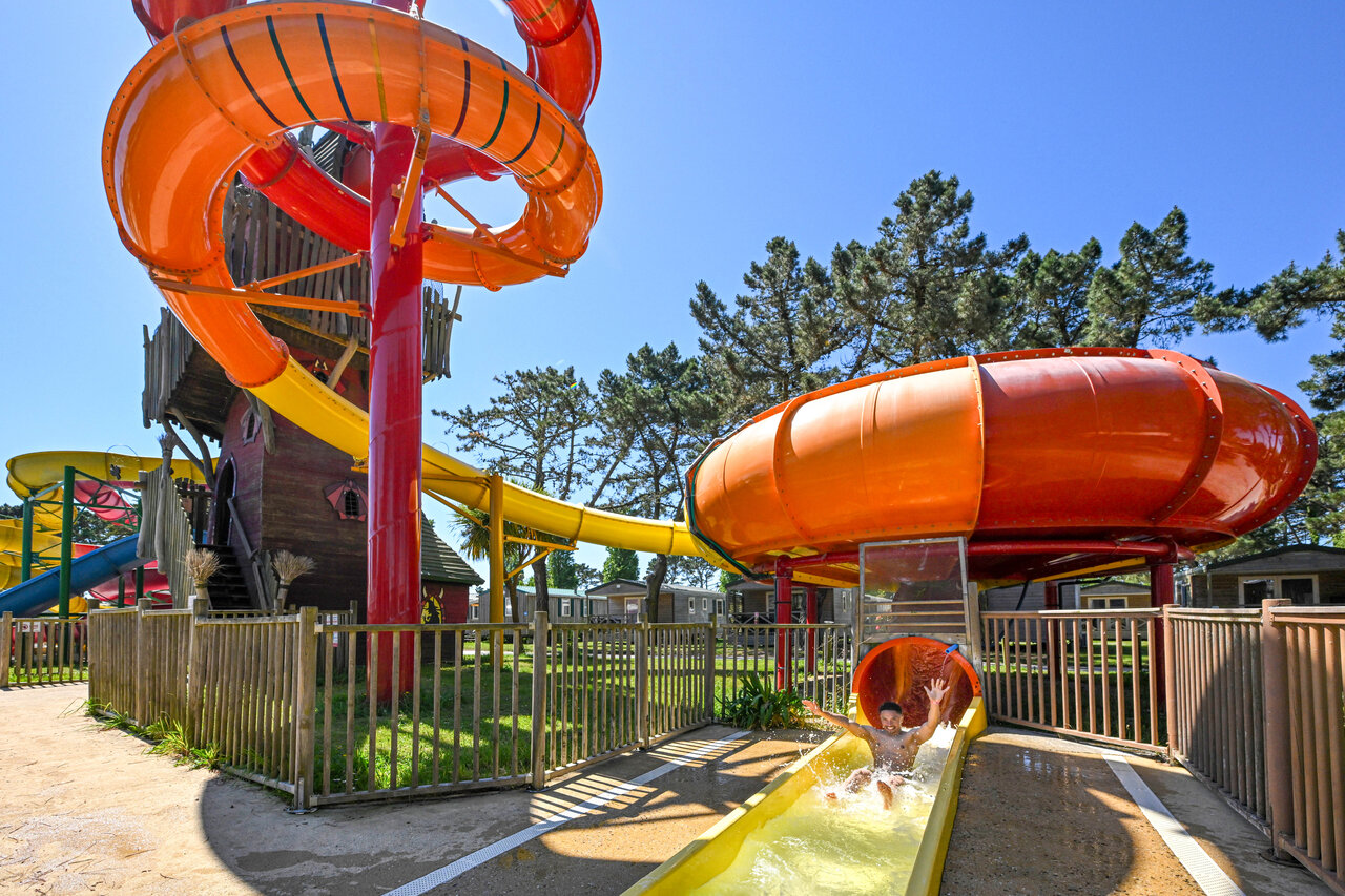 Giant water slide and child sliding at CAPFUN Grand Large campsite in FOUESNANT (29).